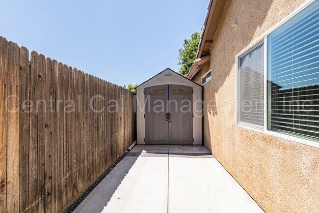 Building Photo - 4 Bedroom/2 Bath Home in the Southwest - $...