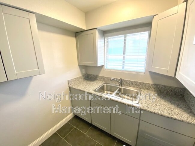 Building Photo - 1429 E Cambridge Ave