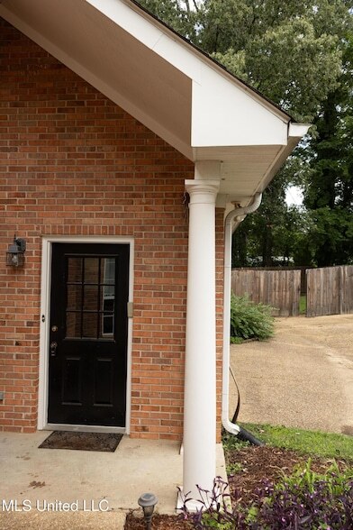 Building Photo - 110 Little John Ln