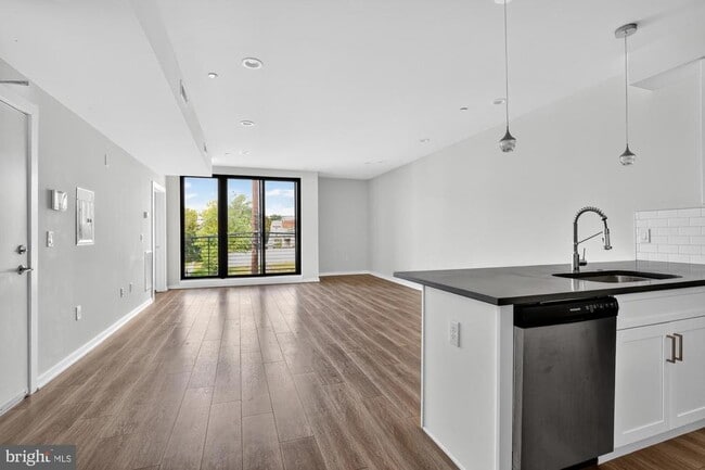 Building Photo - 381 Martin St