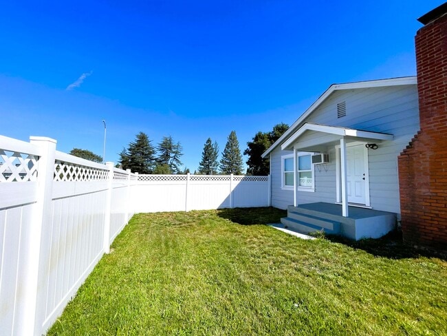 Building Photo - 5250 Whispering Creek Dr