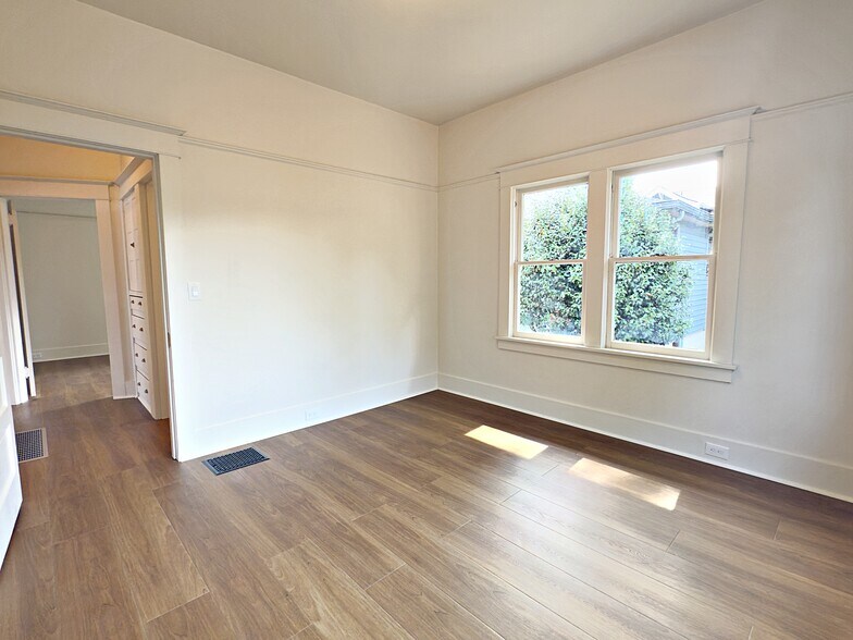 Building Photo - 125 NE 84th Ave