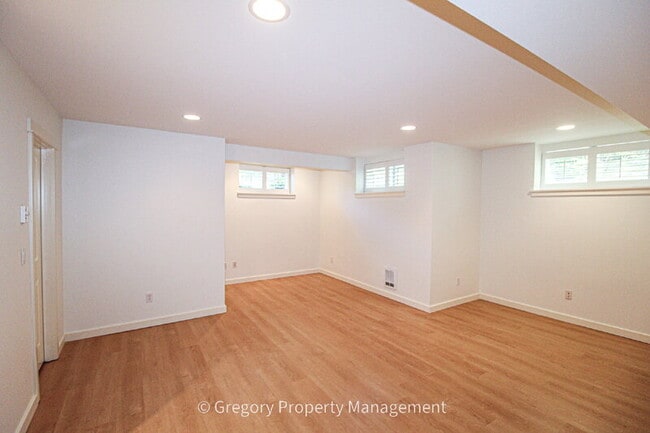 Building Photo - 13824 N Creek Dr