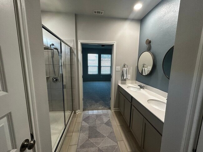 Building Photo - 3BR/2BA single-family home with fenced yard and attached garage in Jarrell, TX.