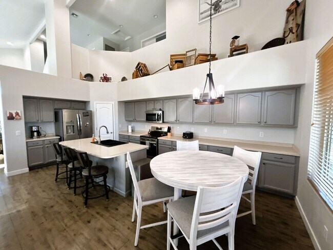 Building Photo - Beautiful fully furnished 4-bedroom, 2.5-bath home located near downtown Gilbert!