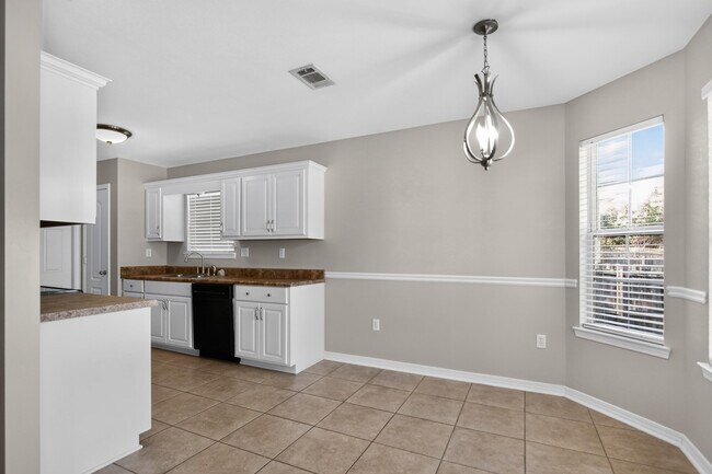 Building Photo - 3151 Forrest Ave
