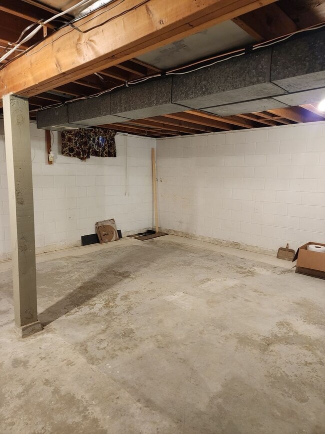 Building Photo - 3 bedroom 2 bath with garage