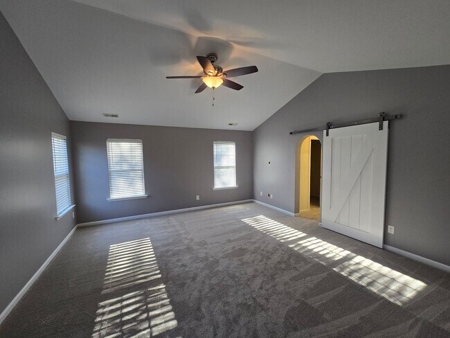 Building Photo - Bright & Beautiful Carriage House with Flexible 4-Bedroom Layout!