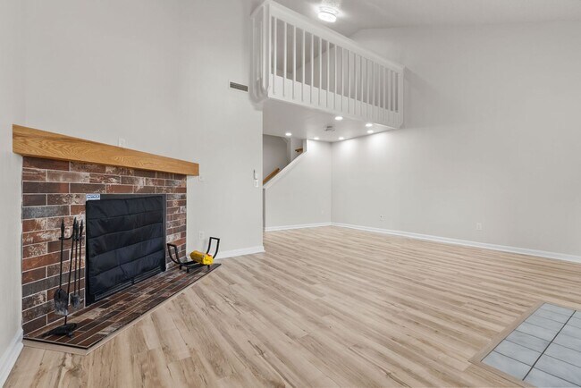 Building Photo - 837 Little Bay Ave