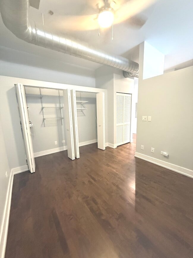 Building Photo - 1000 E 53rd St