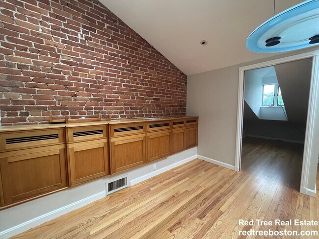Building Photo - 1682 Beacon St