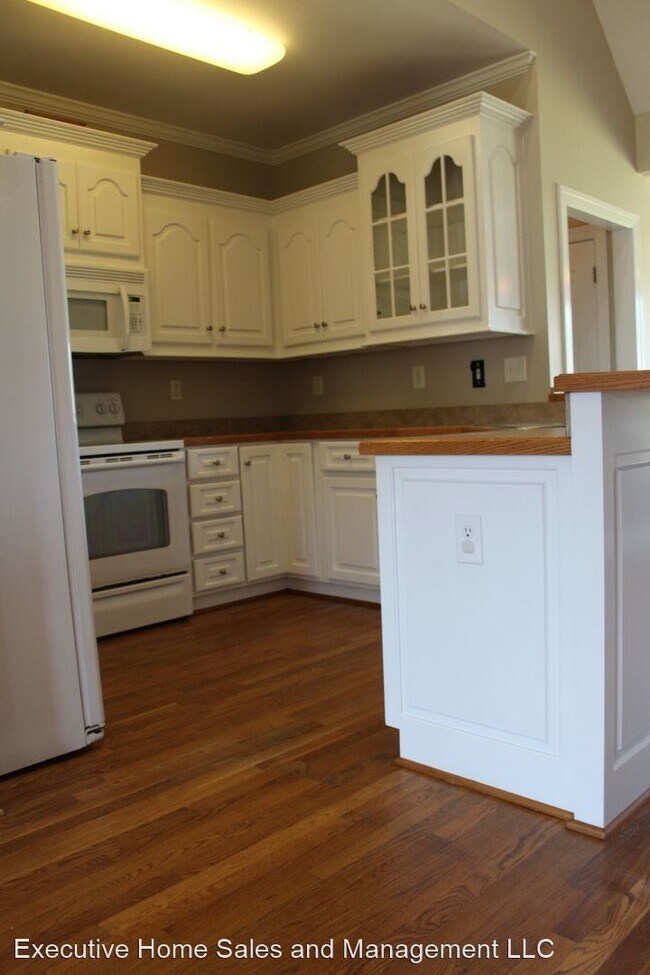 Building Photo - 3 br, 2 bath House - 201 Maddux Dr