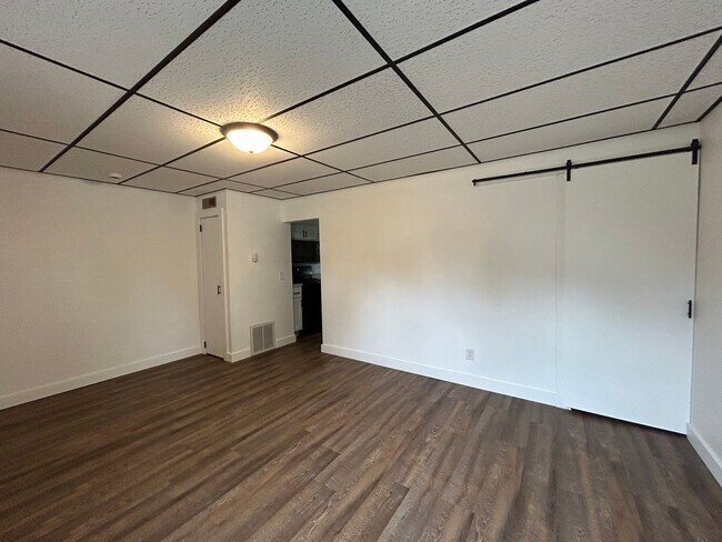 Building Photo - 307 N Sycamore St
