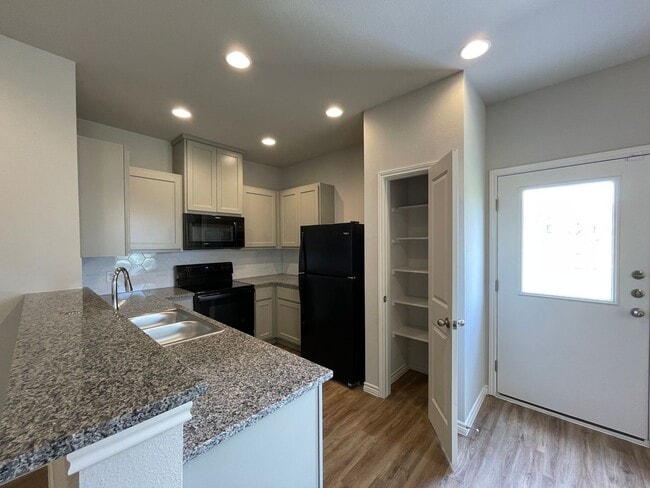 Building Photo - Townhome for rent