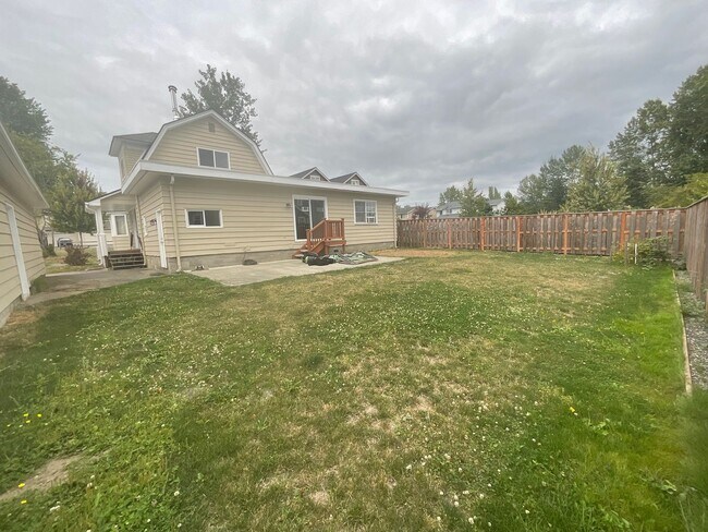 Building Photo - 3 Bed, 2 Bath Home with 2- Car Garage/Shop...
