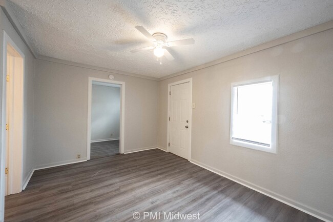 Building Photo - "Cozy 1-Bedroom Gem in Greenfield – Perfec...