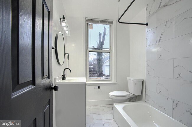 Building Photo - 3807 Fleetwood Ave