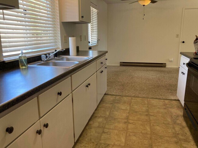 Building Photo - 3 br, 1 bath House - 141 Laguna Ct