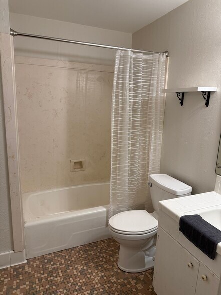 Building Photo - 6805 Sandpiper Dr
