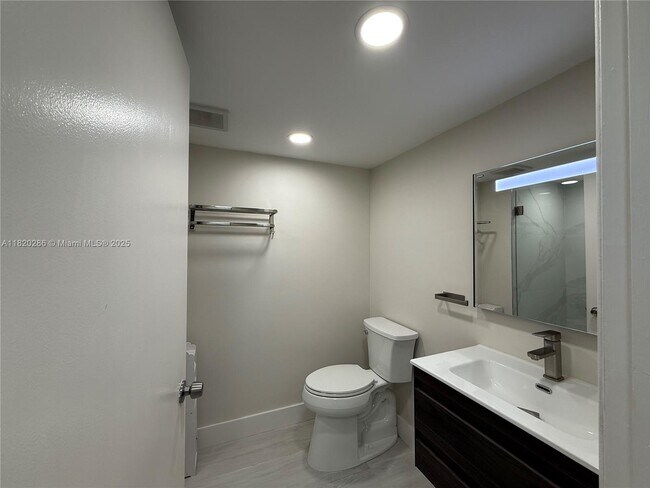 Building Photo - 9405 Fontainebleau Blvd