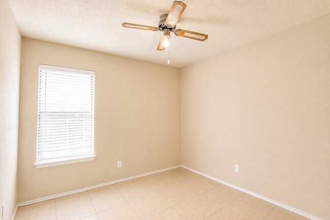 Building Photo - 1410 Flameleaf Dr