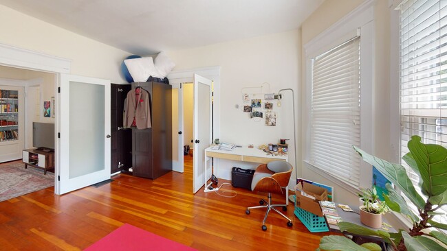 Building Photo - [In-Unit Laundry; Garden] Townhouse-Style ...