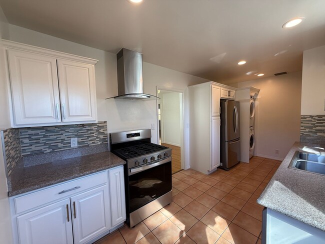 Building Photo - Amazing 3 Bedroom Montrose Home!