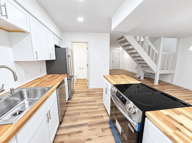 Building Photo - 5769 Dewsbury Ln