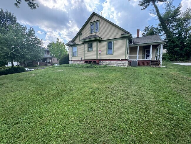 Building Photo - 215 E 9th St