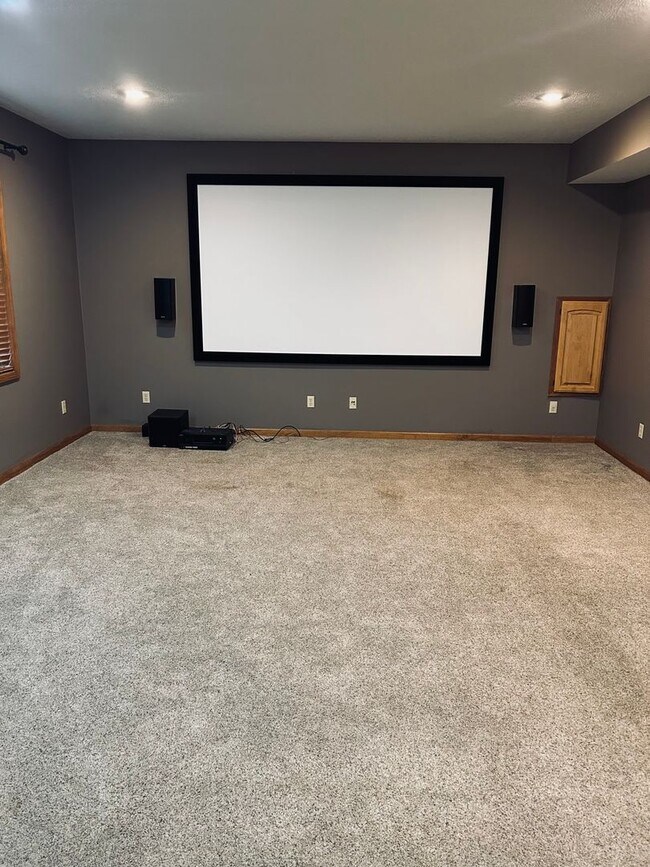 Building Photo - Gorgeous Home Located on Rivercut Golf Cou...