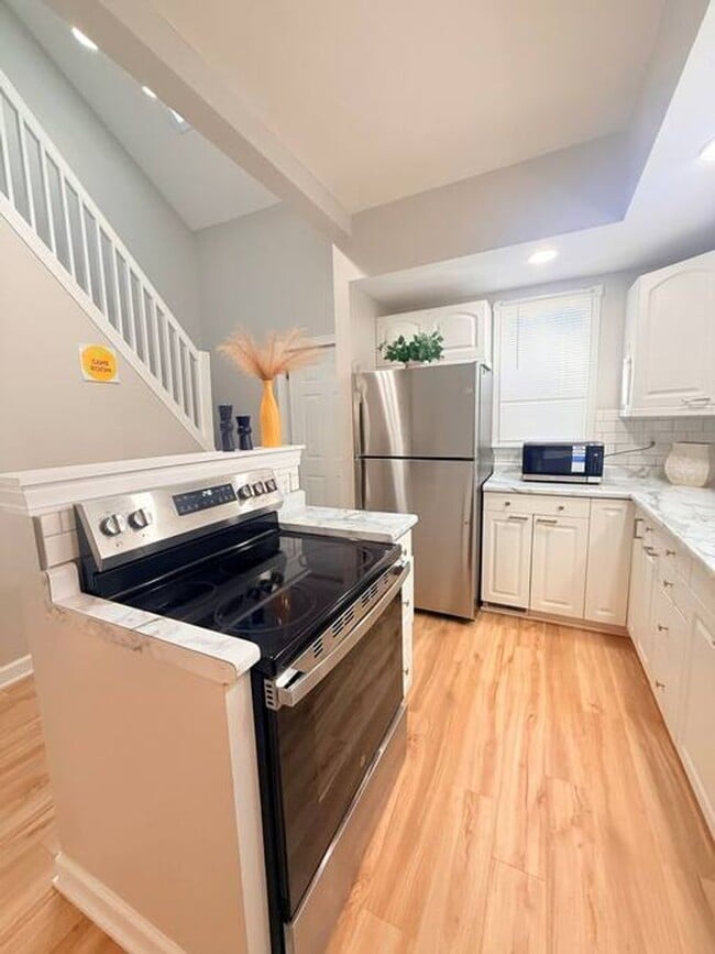 Building Photo - Fully Furnished Home close to UNL Campuses