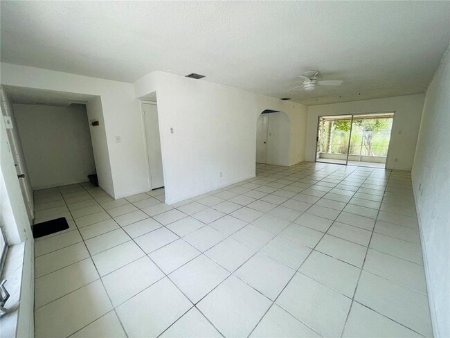 Building Photo - 3 Bedroom, 2.5 Bath home with upgraded kit...