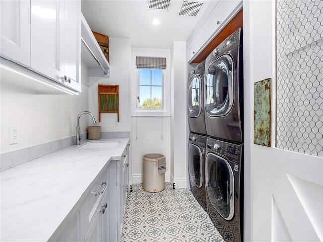 Building Photo - 3403 Laurel Ave