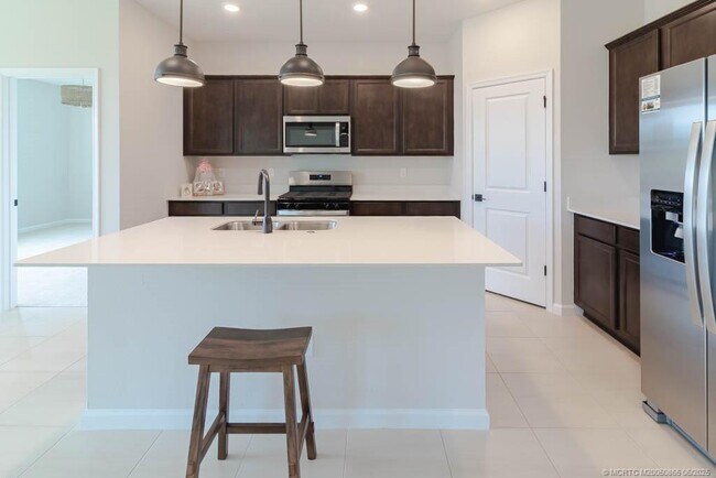 Building Photo - 861 SE Courances Dr