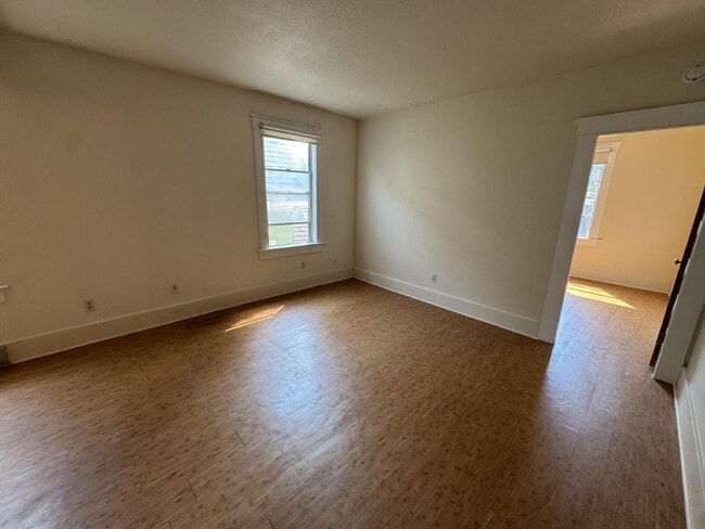 Building Photo - Upstair 1 bedroom Quadplex