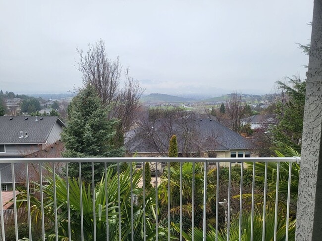 Building Photo - 5 bed 3 bath