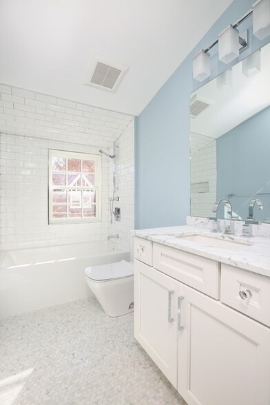 Building Photo - 11 Hilliard St