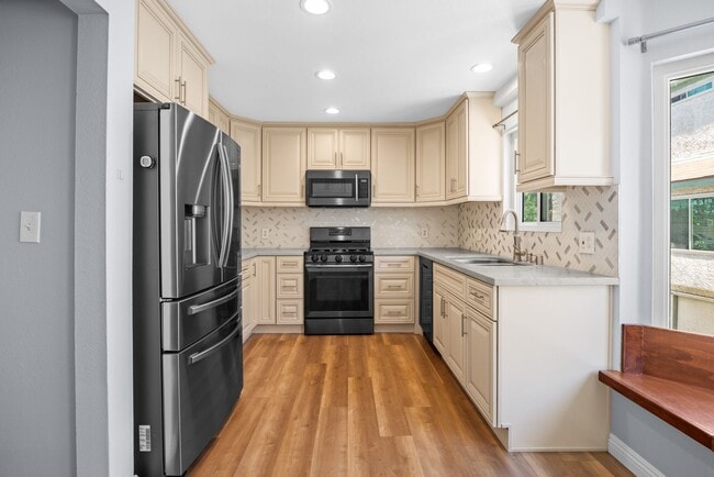 Building Photo - Bright, spacious Van Nuys 3-level townhome