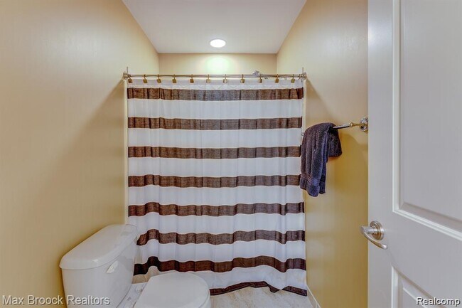 Building Photo - 1050 Oakwood Dr