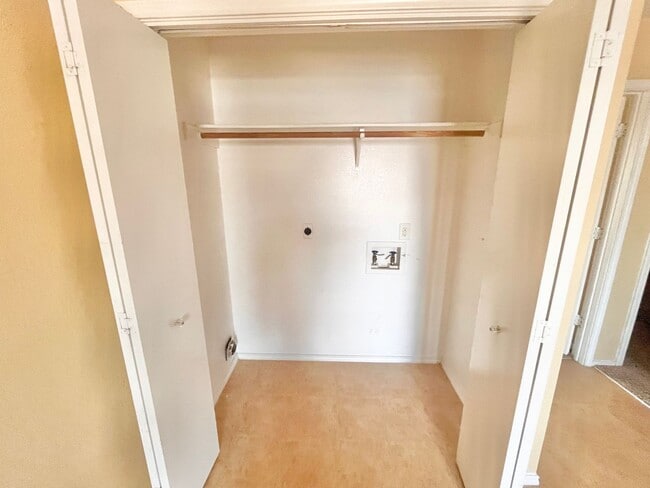 Building Photo - 1703 Benttree Dr Unit C