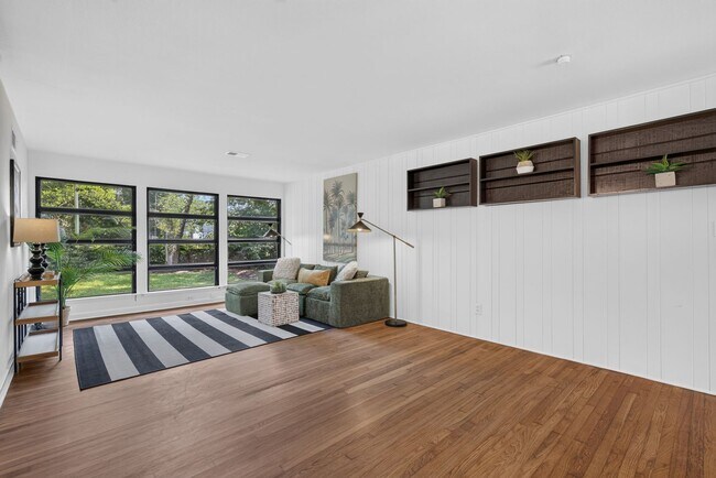Building Photo - Desirable Area