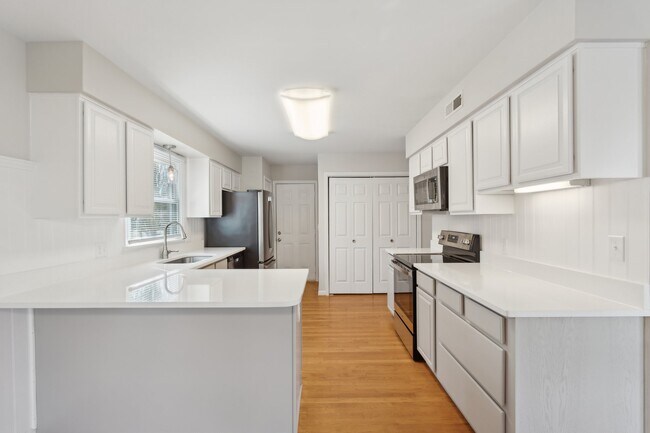 Building Photo - 17 S Pointe Ln