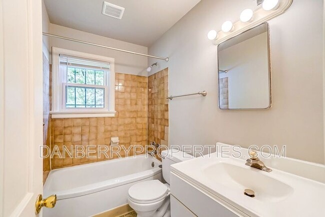 Building Photo - 833 Turner Ave