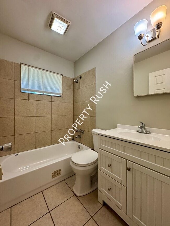 Building Photo - 1014 N Larchmont Dr