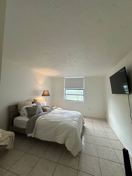 Building Photo - 9440 Fontainebleau Blvd