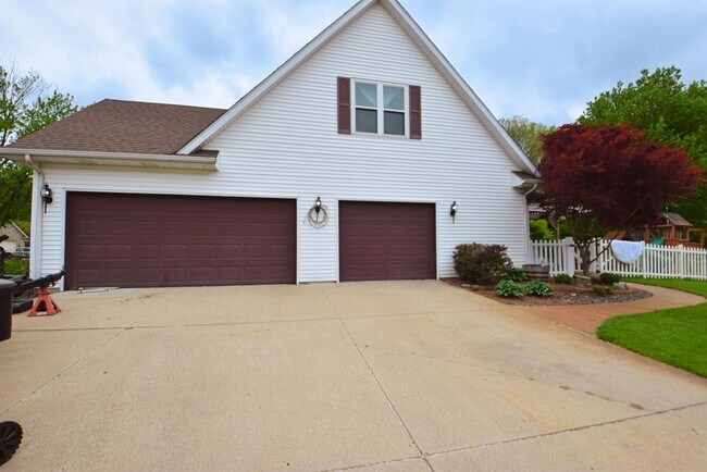 Building Photo - Large 4-5 bedroom 2.5 bath home in South B...