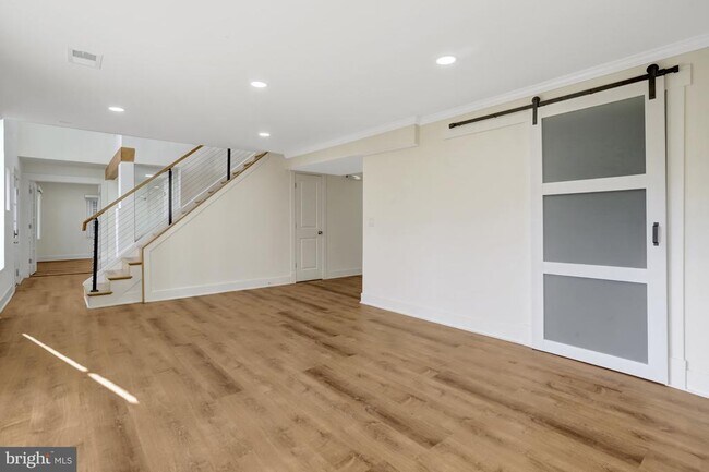 Building Photo - 6120 Beachway Dr