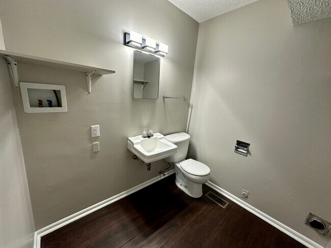 Building Photo - 70 Maple Dr