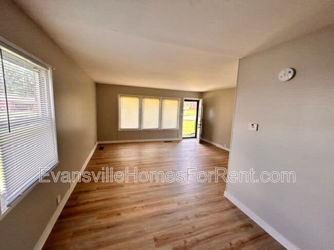 Building Photo - 300 N Park Dr