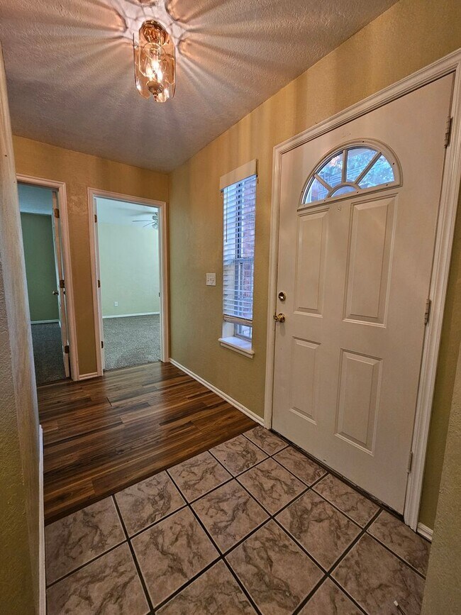 Building Photo - (3) Bed/(2) Bath in West Norman! Avail NOW!